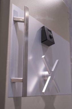 Güvenli kasa şifresi olan gümüş bir banka kasası. Koruyun.