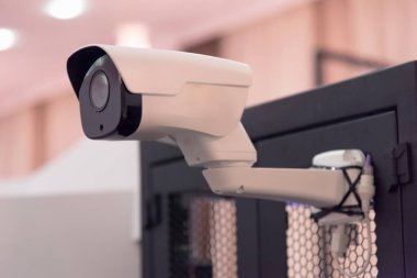 Güvenlik kamerası ya da ofis binasındaki gözetleme sistemi., 