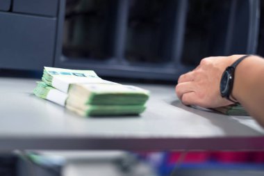 Banka çalışanları banka kasasında para sayıyor ve sıralıyor. Lar