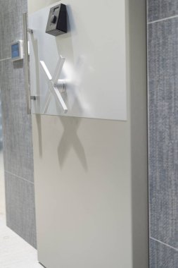 Güvenli kasa şifresi olan gümüş bir banka kasası. Koruyun.