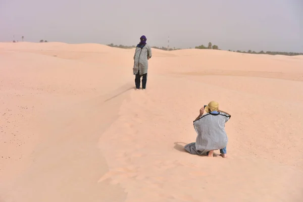 Bedouins in traditional clothes making photos in sahara desert, — Stock Photo, Image