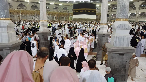 Mekka, Saúdská Arábie, v září 2016 - muslimských poutníků z celého světa se sešly Umrah anebo Hajj na mešity v Mekce. — Stock fotografie