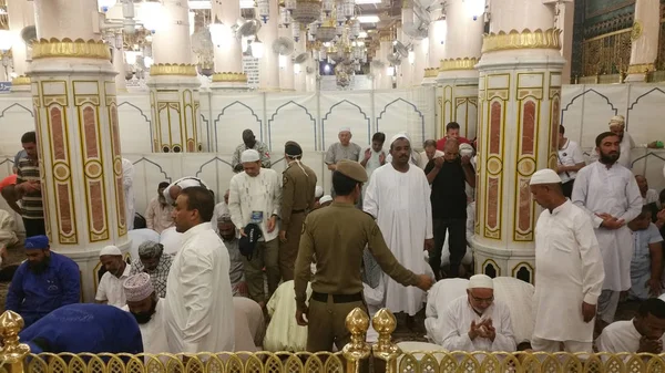 Mekka, Saudiarabien, September 2016 - muslimska pilgrimer från hela världen samlades för att utföra Umrah eller Hajj i Haram-moskén i Mekka. — Stockfoto