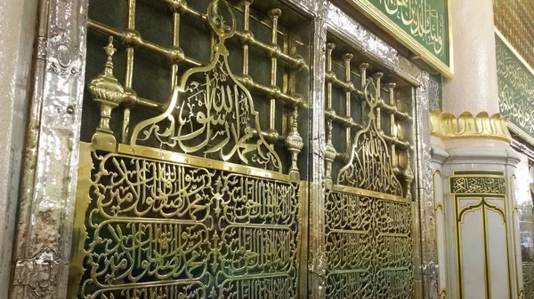 MECCA, SAUDI ARABIA, setembro de 2016 - Peregrinos muçulmanos de todo o mundo se reuniram para realizar Umrah ou Hajj na Mesquita Haram em Meca . — Fotografia de Stock