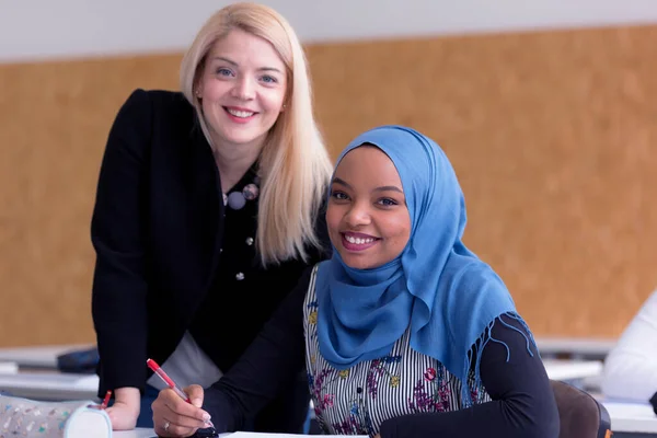 Professeure d'architecture au travail. Professeur féminin expliquer ar — Photo