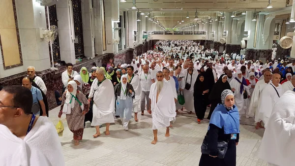 MECCA, ARABIA SAUDITA, septiembre de 2016 - peregrinos musulmanes de todo el mundo se reunieron para realizar Umrah o Hajj en la Mezquita Haram en La Meca . — Foto de Stock