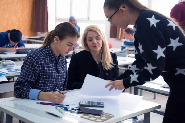 Ženská učitelka architektury v práci. Ženská profesorka vysvětlit ar — Stock fotografie