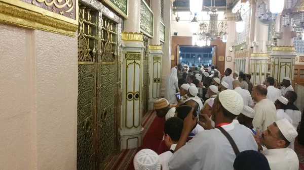 Mekka, saudi-arabien, September 2016 - muslimische Pilger aus aller Welt versammelten sich, um in der Haram-Moschee in Mekka eine Umrah oder Hadsch durchzuführen.. — Stockfoto