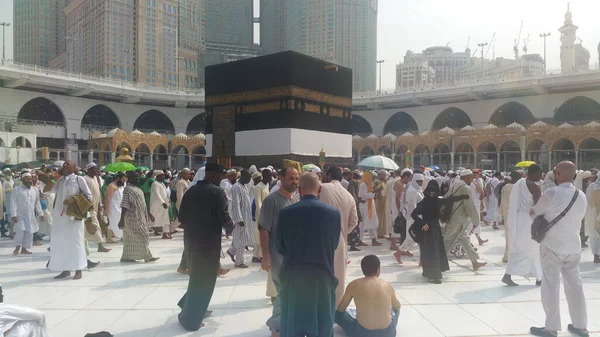 メッカ, サウジアラビア、2016 年 9 月 - 世界中からイスラム教徒の巡礼者がメッカの Umrah またはハラム ・ モスクでメッカ巡礼を実行する収集. — ストック写真