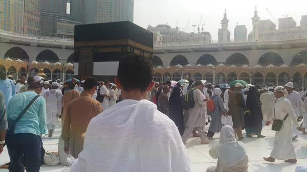 MECCA, SAUDI ARABIA, September 2016 Peziarah Muslim dari seluruh dunia berkumpul untuk melakukan Umrah atau Haji di Masjid Haram di Mekkah . — Stok Foto