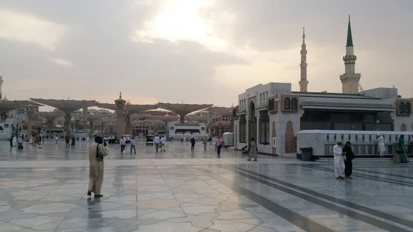 MECCA, ARABIA SAUDITA, septiembre de 2016 - peregrinos musulmanes de todo el mundo se reunieron para realizar Umrah o Hajj en la Mezquita Haram en La Meca . —  Fotos de Stock