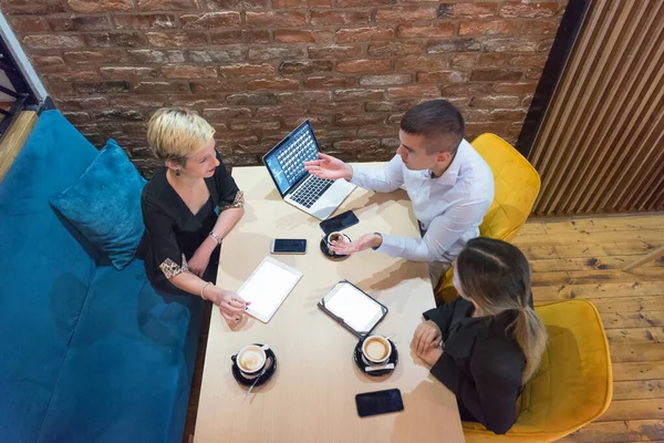 Grupo de jóvenes empresarios haciendo una lluvia de ideas y discutiendo bu — Foto de Stock