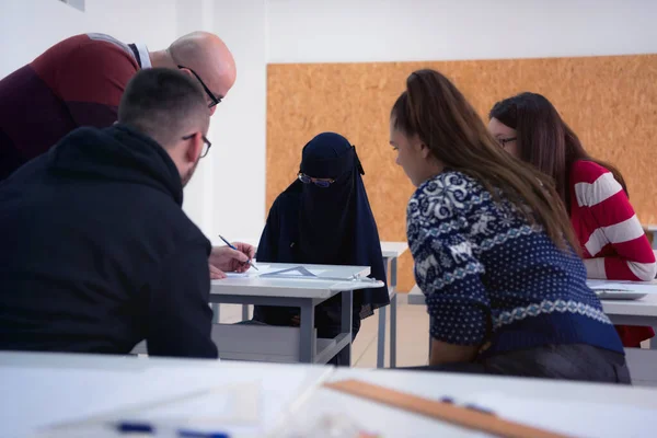 Professore di architettura maschile spiegare lezione di stu multietnico — Foto Stock