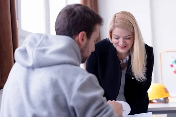 Professeure d'architecture au travail. Professeur féminin expliquer ar — Photo