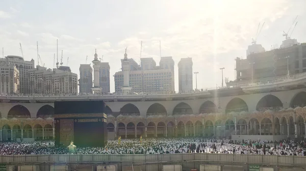 MECCA, SAUDI ARABIA, September 2016 - Muslim pilgrims from all over the world gathered to perform Umrah or Hajj at the Haram Mosque in Mecca. — Stock Photo, Image