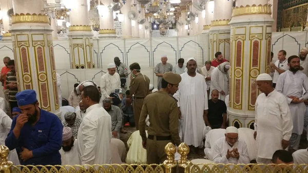 MECCA, SAUDI ARABIA, setembro de 2016 - Peregrinos muçulmanos de todo o mundo se reuniram para realizar Umrah ou Hajj na Mesquita Haram em Meca . — Fotografia de Stock