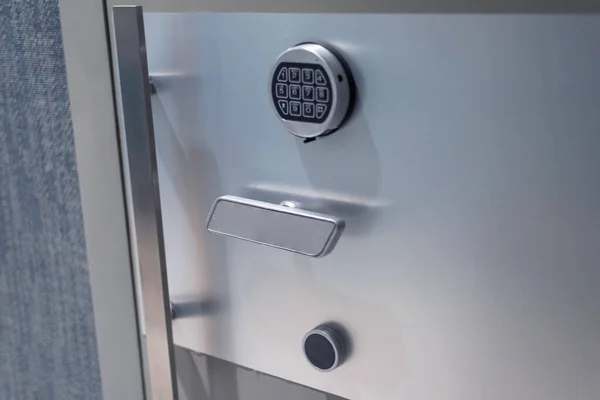 Ασημένια τράπεζα θησαυροφυλάκιο με ασφαλή κωδικό κλειδώματος σε θυρίδα ασφαλείας τράπεζα Προστατέψτε — Φωτογραφία Αρχείου