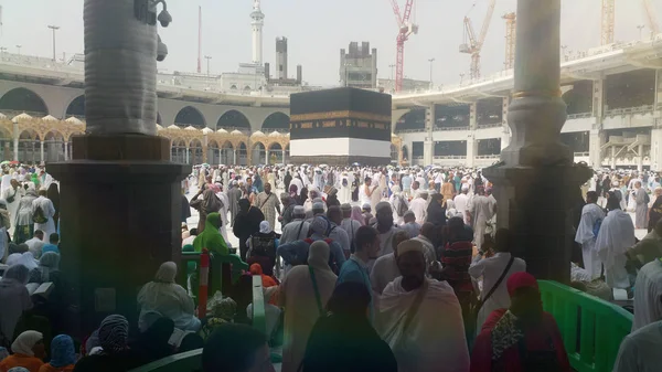 MECCA, SAUDI ARABIA, setembro de 2016 - Peregrinos muçulmanos de todo o mundo se reuniram para realizar Umrah ou Hajj na Mesquita Haram em Meca . — Fotografia de Stock