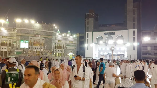 МЕККА, САУДОВСКАЯ АРАВИЯ, сентябрь 2016 года - Мусульманские паломники со всего мира собрались, чтобы совершить Умру или Хадж в мечети Харам в Мекке . — стоковое фото
