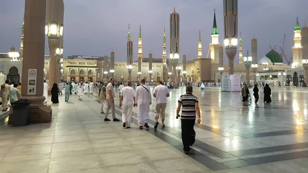 MECCA, ARABIA SAUDITA, septiembre de 2016 - peregrinos musulmanes de todo el mundo se reunieron para realizar Umrah o Hajj en la Mezquita Haram en La Meca . — Foto de Stock