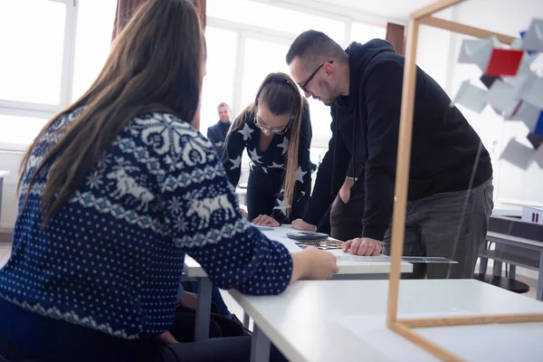 Insegnante di Architettura femminile al lavoro. Professoressa spiegare ar — Foto Stock