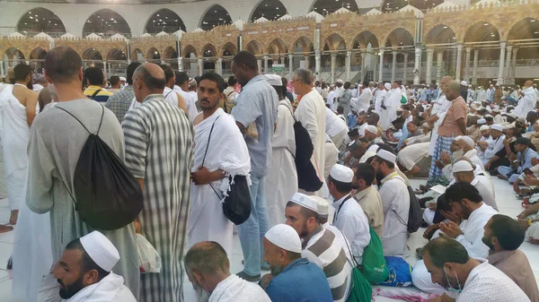 MECCA, SAUDI ARABIA, setembro de 2016 - Peregrinos muçulmanos de todo o mundo se reuniram para realizar Umrah ou Hajj na Mesquita Haram em Meca . — Fotografia de Stock