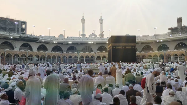 Mekke, Suudi Arabistan, Eylül 2016 - Umre veya Haram cami de hac Mekke gerçekleştirmek için toplanan dünyanın dört bir yanından gelen Müslüman Hacı. — Stok fotoğraf
