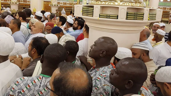 沙特阿拉伯的麦加，2016 年 9 月-来自世界各地的穆斯林朝圣者聚集在麦加履行副朝或在圣地清真寺朝觐. — 图库照片