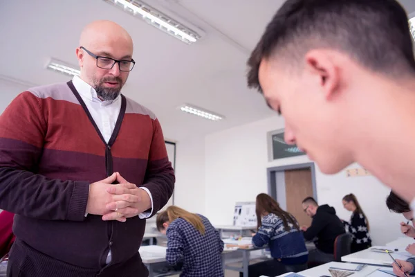 Professore di architettura maschile spiegare lezione di stu multietnico — Foto Stock