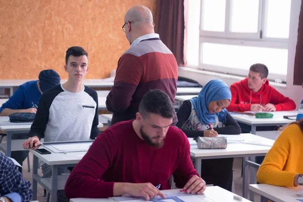 Man hoogleraar architectuur leggen les aan multi-etnische stu — Stockfoto