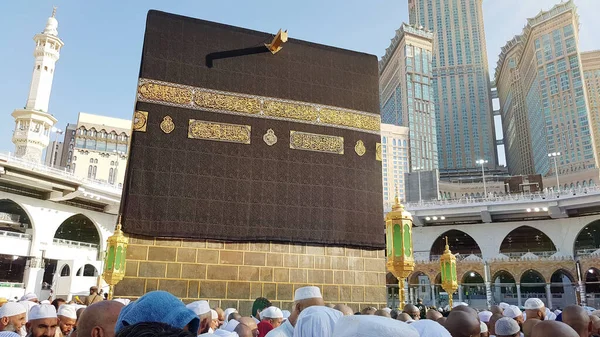 Mecca, Saudi-Arabië, September 2016 - moslim pelgrims van over de hele wereld verzameld of uit te voeren Umrah Hajj in de moskee Haram in Mekka. — Stockfoto