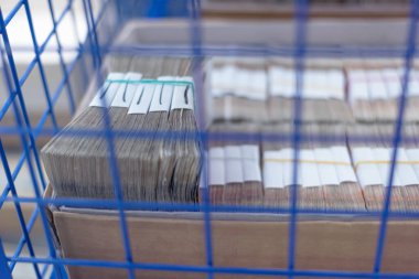 Kutular parayla dolu ve bir kafeste saklanıyor.