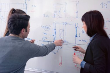 Güzel genç bayan öğretmen ders sırasında bir öğrenciye yardım ediyor. F