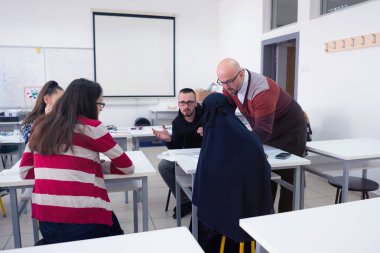 Erkek Profesör Çoklu Etnik Öğrenci Grubuna Ders Veriyor