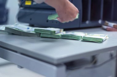 Banka çalışanları banka kasasında para sayıyor ve sıralıyor. Lar