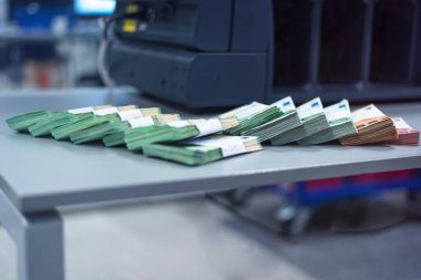 Banka çalışanları banka kasasında para sayıyor ve sıralıyor. Lar