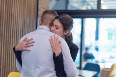 Birbirini seven çiftler halka açık yerlerde birbirlerine sarılırlar. Aşk hikayesi. Ol