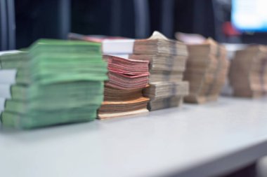 Banka çalışanları banka kasasında para sayıyor ve sıralıyor. Lar