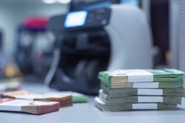 Banka çalışanları banka kasasında para sayıyor ve sıralıyor. Lar