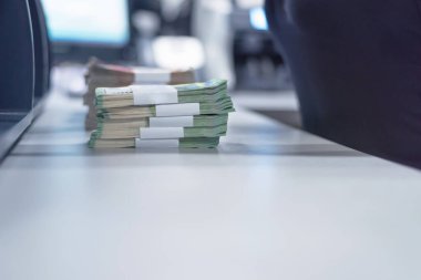 Banka çalışanları banka kasasında para sayıyor ve sıralıyor. Lar