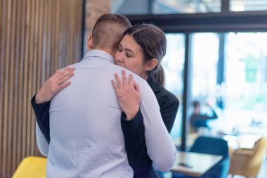 Birbirini seven çiftler halka açık yerlerde birbirlerine sarılırlar. Aşk hikayesi. Ol