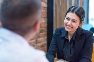 Kafede el ele tutuşan genç bir çift. Erkek ve kadın tutunuyor 
