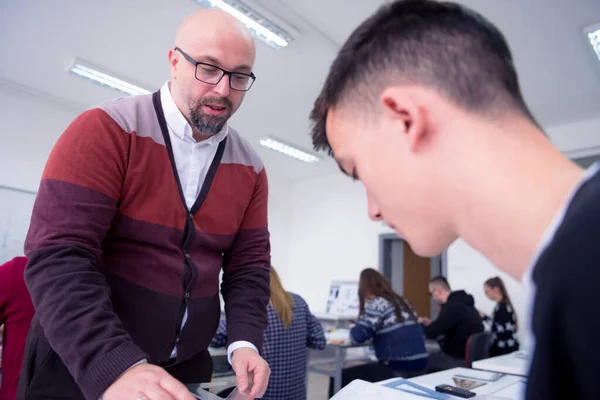 Professore di sesso maschile che tiene una lezione al gruppo multi etnico di studenti — Foto Stock