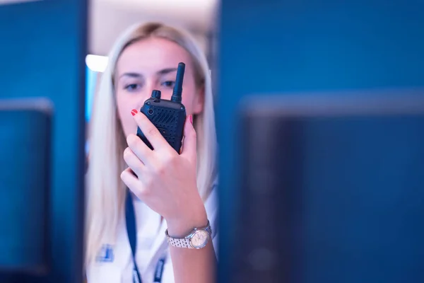 Operadora de segurança a falar ao telefone, a ligar. — Fotografia de Stock