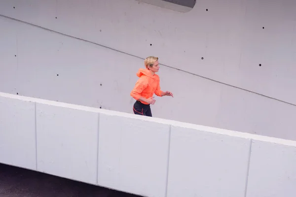 Futó Női Fitness Modell Tréning Városon Kívül — Stock Fotó