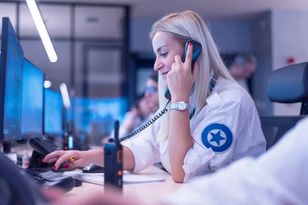 Vrouwelijke bewaker telefoneert, meldt zich. — Stockfoto