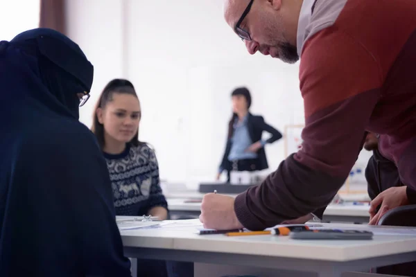 Férfi Professzor Holding Előadás a Multi Ethnic Group of Students — Stock Fotó