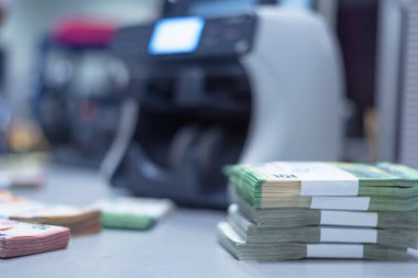 Banknotlar para kayışlı gruplara ayrılır.