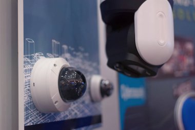 Güvenlik kamerası ya da ofis binasındaki gözetleme sistemi., 