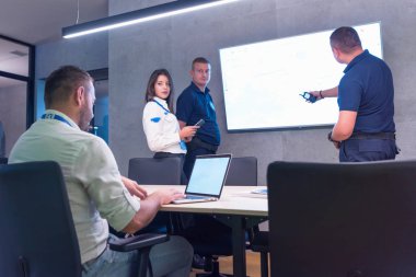 Bilgisayarda çalışan bir grup güvenlik görevlisi